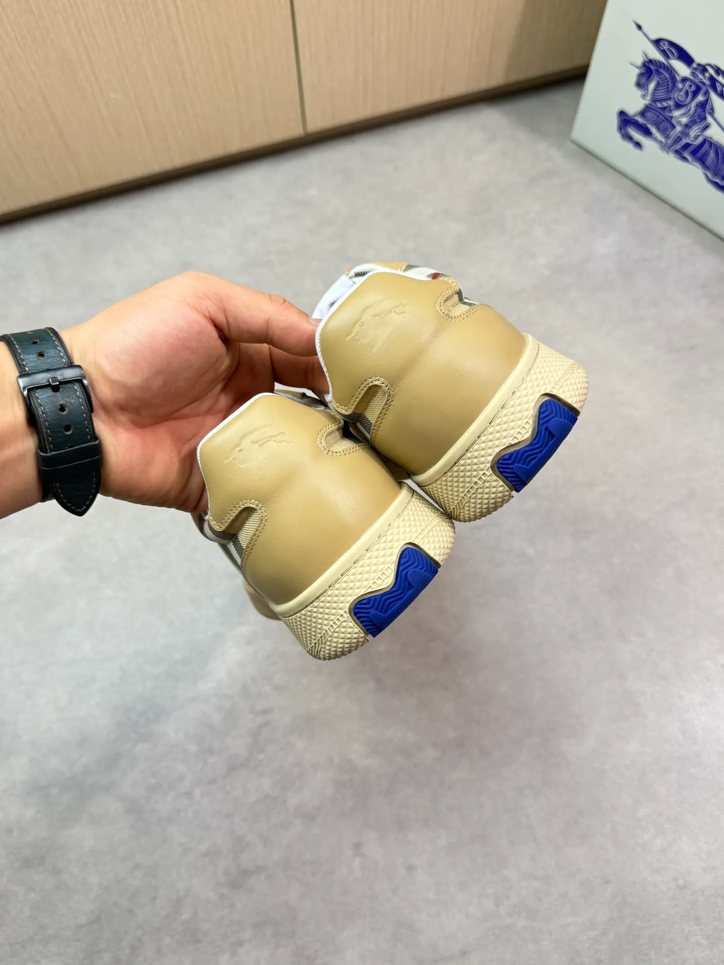 Men's shoes 💰P420💰[BURBERRY] Burberry - High-end quality original 🔍🔍🔍casual sports sneakers - Upper: imported 🔝 Napa calfskin, brand totem cloth, tongue brand cloth label - Lining: brand canvas, foot pad; water-dyed cowhide - Outsole: ultra-light TPR rubber; two-color molded outsole -Ultra-high quality control and fine workmanship: outstanding (high-end, extravagance, class) -Size: 38-44 (45 for men, can be customized)